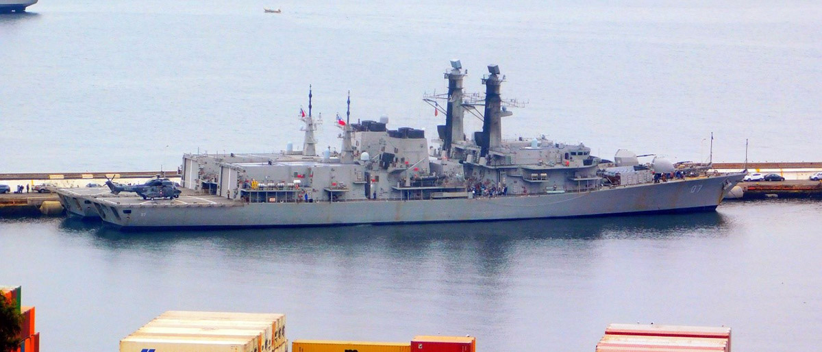 Fragata FF-07 Lynch abarloada a la fragata FF-06 Condell luego de su regreso de Rimpac 2022 (foto Ramsesverde)